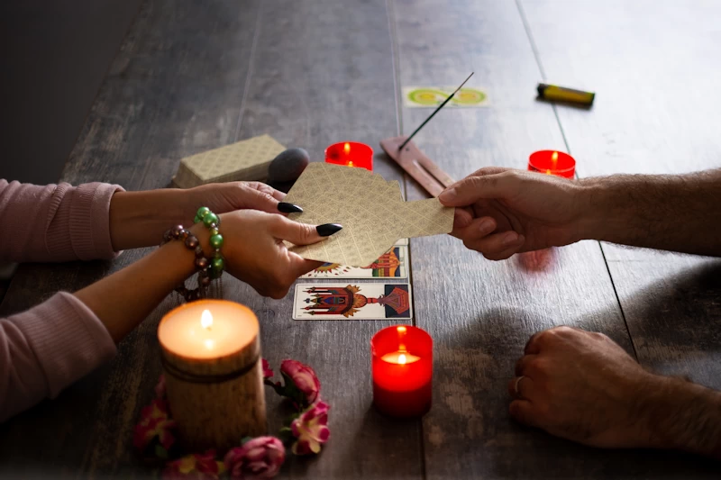 Tarotkaarten lezen bij kaarslicht